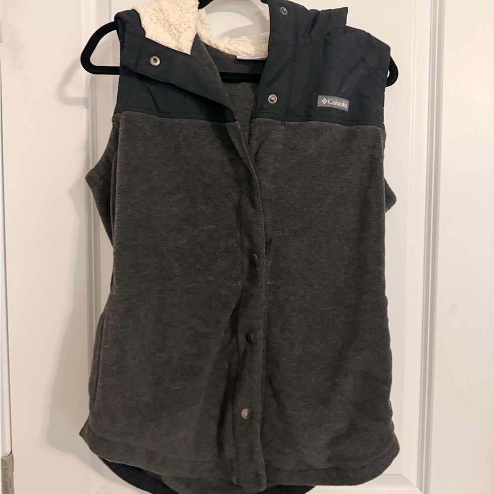 Columbia Gray and Black Sherpa-Lined Fleece Vest